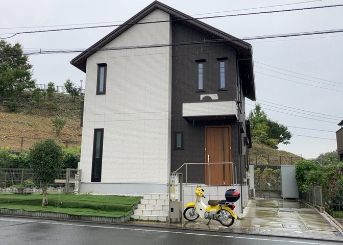 道幅が広い場所は日当たりや風通が良好です。幅が広いのですれ違いも可能ですし大きな車でも駐車可能！一方で、大型車が通ることも多くなるため交通量の増加により騒音に繋がります。また土地の値段が高くなります。