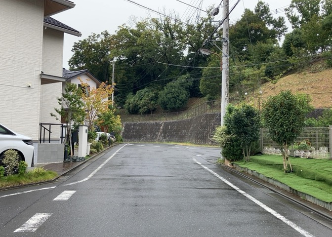 桜や紅葉の名所に出かける人は多いと思いますが、家にいながら季節の移ろいを感じる生活を送りませんか？リビングや窓から見える景色が生活を彩るワンポイントに！現地から見える景色を堪能してみては如何でしょう。