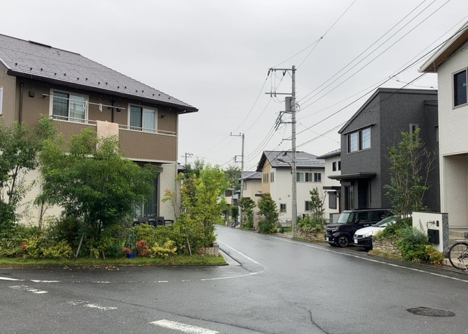 眺望を気にして物件を探す場合、前面に建物が建っていないか現地で確認しましょう！前面に建物があると景色はもちろん、日当たりや風通しにも影響が出てきます。住んだ時のことを想像しながら現地見学をしましょう。