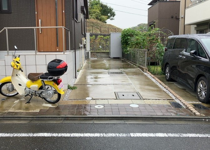 駐車場と明記されていても、最小スペースでつくられた駐車場だと大型車は駐車できなかったり、出入りしにくくなったりする可能性があります。お車のサイズと購入したい物件の駐車場のサイズを現地で確認しましょう。