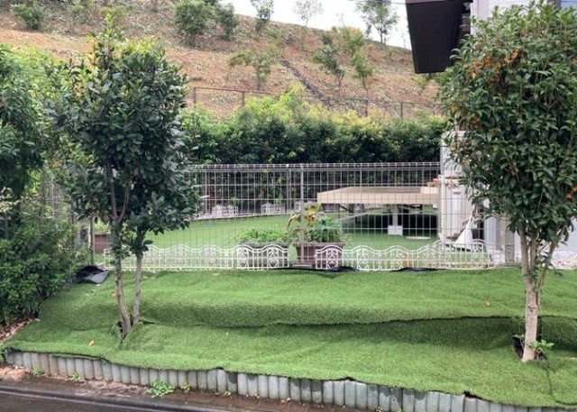 庭があることでガーデニングや家庭菜園はもちろん、こどもの遊び場やペットを放して遊ぶことができます。また、家の周囲に余裕があるということです。隣地との間があれば、十分な日当たりと、風通しが確保できます。