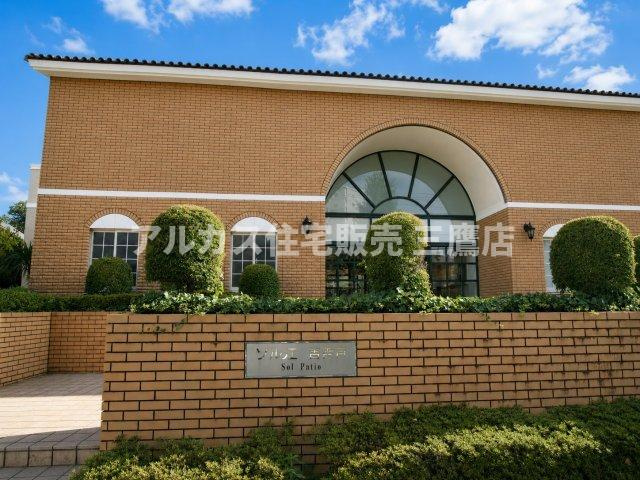 温かみのあるレンガ調の外壁とアーチ状のデザインが印象的な、重厚感漂う建物外観。