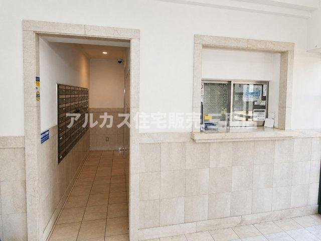 大理石調の壁面やタイル敷きの床が上質な空間を演出。奥には便利なメールボックスを配置。