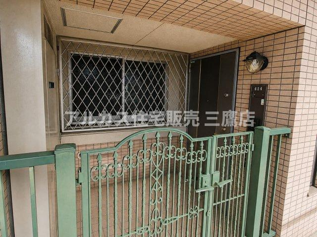 プライバシーと防犯性に配慮した専用ポーチ付き。タイル貼りの外壁とアイアンゲートが重厚感を醸し出します。