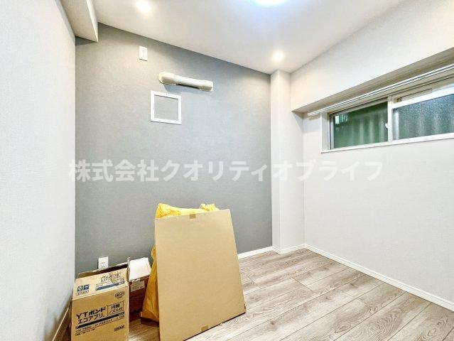 4.2帖の洋室　クイーンサイズのベッドを配置できる大きさです。