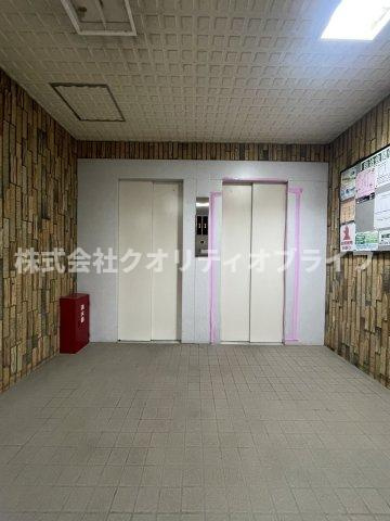 エレベーターは2基。　忙しい朝も混雑せず家を出ることができます。