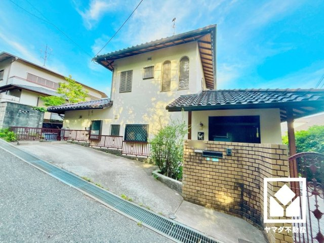 室内洗濯機置場がございますので、天候に左右されず洗濯していただけます。洗濯機置場の上部に棚があるので消耗品などをスッキリ置けるのも嬉しいポイント。