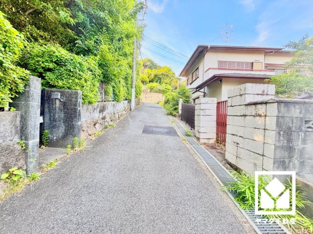「セブンイレブン西宮樋之池町店」まで徒歩9分、「関西スーパー苦楽園店」まで徒歩12分、「ローソン西宮樋之池町店」まで徒歩14分など、お買い物施設が徒歩圏内に複数あり便利な住環境です。