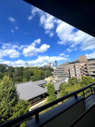 バルコニーからは光林寺の深緑を愉しむことができ、　自然の安らぎが得られる心地よい住空間です。