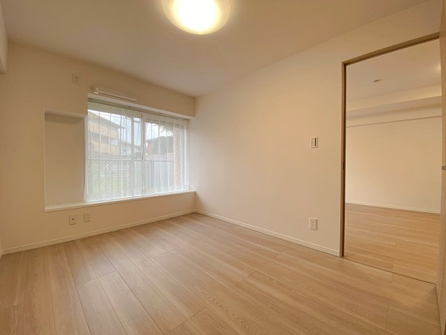 明るく開放的な洋室（約6.0帖）は多用途にご利用いただける使いやすいお部屋です。十分な収納力を備えており、お部屋全体をすっきりと綺麗に保つことができる設計となっております。