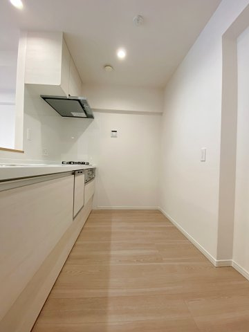 調理スペースにゆとりを持たせた使い勝手の良いキッチン幅を確保。ご家族と一緒に料理を楽しめる十分な広さがあり、日々の家事や準備が快適かつスムーズに行える設計です。