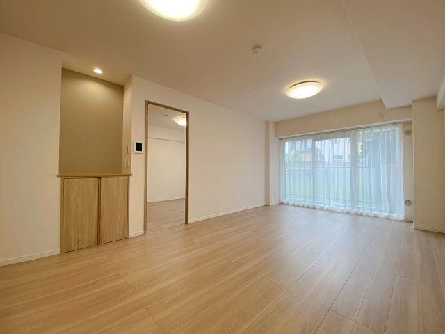 15.5帖のLDKはダイニングテーブルやソファを置いても余裕のあるレイアウトが可能です。家族全員が自然と集まり、笑顔で快適に過ごせる温かみのある住空間を実現します。