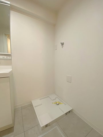洗濯機置場周辺には洗剤や柔軟剤をしっかり置けるスペースがあり、毎日の洗濯作業も効率的に行える設計になっています。家事動線に優れ、日々の負担を軽減してくれる設備です。