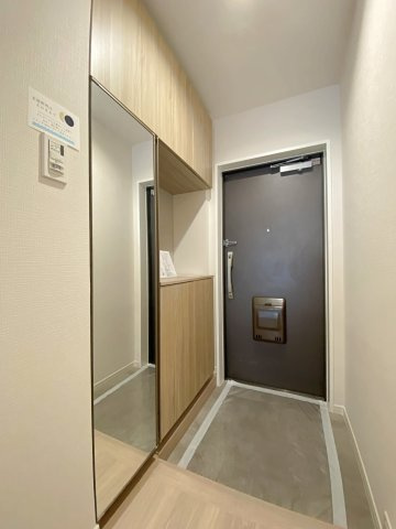 すっきりとしたデザインで居住者やゲストを心地よく迎える玄関スペースです。シューズボックスを備えており、家族全員の靴類を整理して整頓された綺麗な空間を保てます。