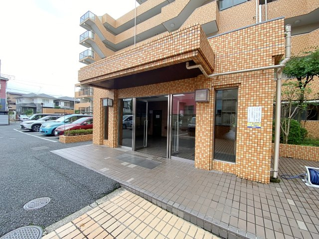 マンションの顔となるエントランスアプローチ部分です。手入れが行き届いた清潔感のある空間となっており、居住者様や訪れるゲストをあたたかく出迎えてくれる安心感のある佇まいとなっております。