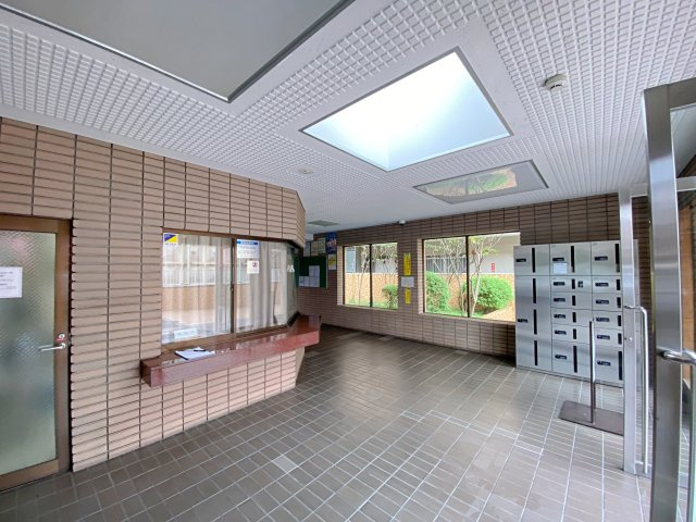 明るく開放感のあるエントランスホールです。清掃が行き届いた綺麗な共用空間となっており、管理体制の良さを実感していただけます。日常の行き帰りも気持ちよくスムーズに行っていただけます。