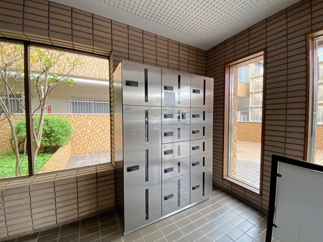 不在時でも荷物を安全に受け取れる便利な宅配ボックスを完備しています。日中お仕事で不在が多い方や、ネットショッピングを頻繁に利用されるご家庭にも重宝する大変嬉しい設備となっております。