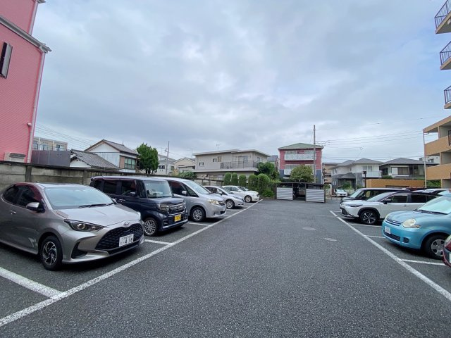 敷地内にしっかりと確保された駐車場スペースです。敷地内にあるため、雨の日の乗降やお買い物後の重い荷物の搬入もスムーズに行うことができます。空き状況につきましてはお気軽にご確認ください。
