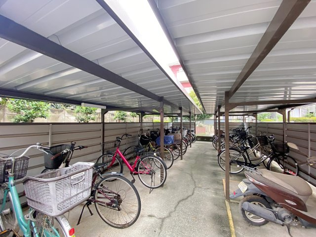 屋根付きで大切な自転車を雨や直射日光からしっかりと守れる敷地内の駐輪場スペースです。きれいに整理整頓されており、毎日の通勤や通学、お買い物での自転車利用もスムーズに行っていただけます。