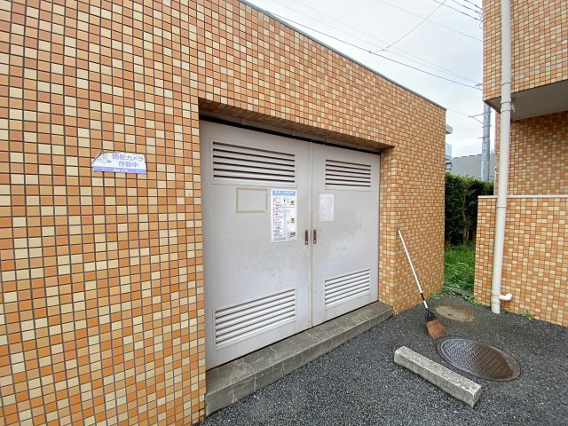 敷地内にしっかりと管理された専用のゴミ置き場を設置しています。清掃が行き届いており清潔に保たれているため、衛生面でも安心感があり日々の生活ゴミの排出も快適に行っていただけます。