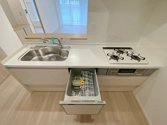 手荒れを防ぎ家事の時間を大幅に短縮してくれる便利な食器洗い乾燥機を完備。食後の片付けがスムーズに行えるため、食後もご家族でゆったりとくつろぎの時間を過ごしていただけます。