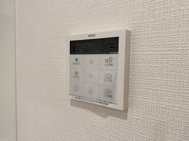 生活時間の異なるご家族でもいつでも温かいお湯に入浴できる便利な追い焚き機能を完備。スイッチひとつで手軽に適温へ調整できるため、肌寒い季節のリラックスタイムをより快適にサポートしてくれます。