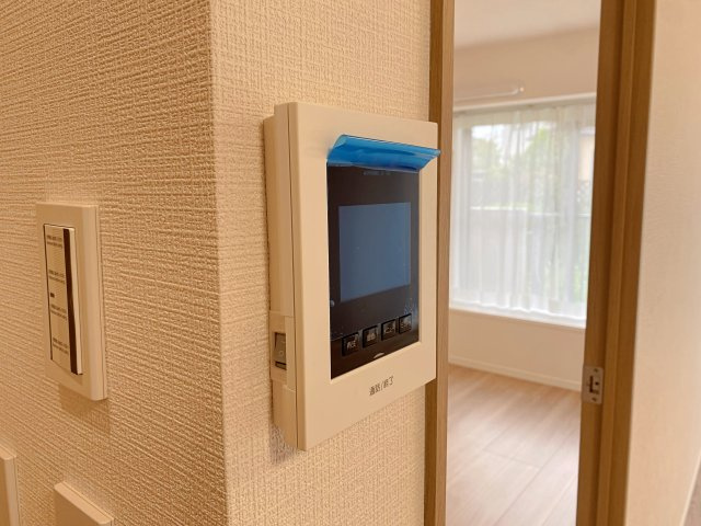 来訪者の姿を室内からしっかり映像で確認できるTVモニター付きインターホンを設置。お子様のお留守番時や一人での在宅時にも安心感が高まり、防犯性をしっかりと高めてくれます。