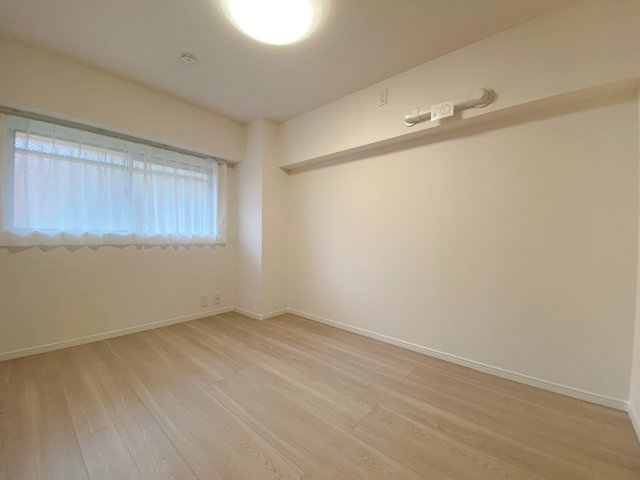 独立性の高い洋室（約6.0帖）は、お子様のお部屋としてもおすすめの空間です。収納スペースを完備しているため衣類や学習用品も効率よく収まり、お部屋を広くお使いいただけます。