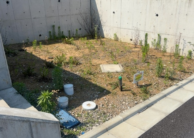 土地の形が極端に長細かったり、狭小地、あるいは道路との高低差がある傾斜地だった場合、後々売ろうとしても買い手がつかない場合もあります。後々、売却することになった時に価値の下がらない土地を選びましょう。
