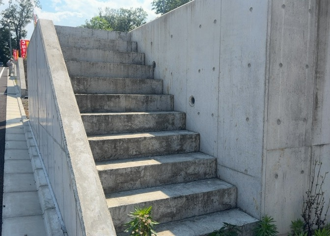 土地の面積＝住宅面積ではありません。建ぺい率の問題などで、土地のある場所によって住宅を建てられる面積は限られています。高さもしかり、「土地」という言葉の中には、建築条件も含まれると考えておきましょう。