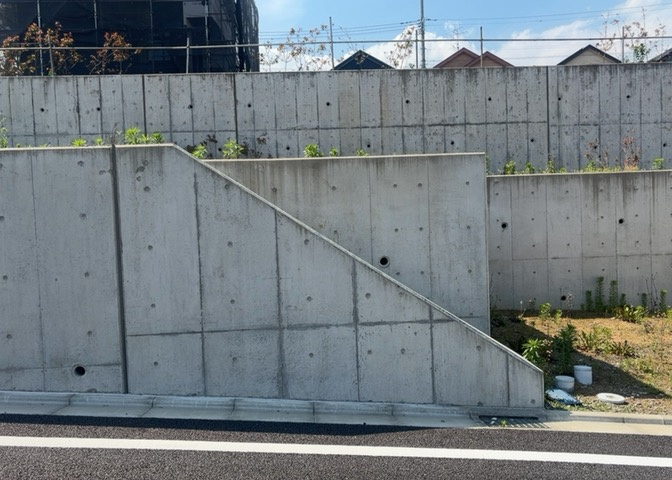 土地購入を検討されている場合、境界杭がない状態で購入してしまうと境界確定測量をする必要があり、費用がかかります。購入の前に、売主、隣土地所有者立ち合いのもと境界を確定し境界杭を設置するのがベストです。