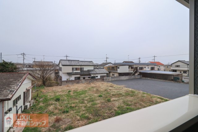 【建物からの眺望】現地完成写真。バルコニーからの景色。十分な間隔が確保されております。