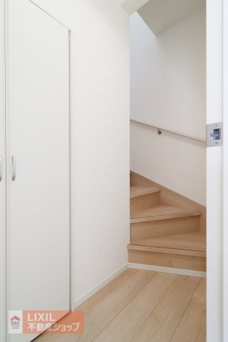 【内装】現地完成写真。階段は手すりもあり妊婦さんからお子様や高齢者も安心です。