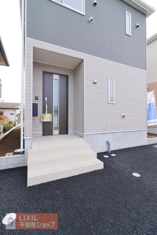 【エントランス】現地完成写真。ゆったりとした玄関。奥行きのあるポーチで雨の日も安心です。