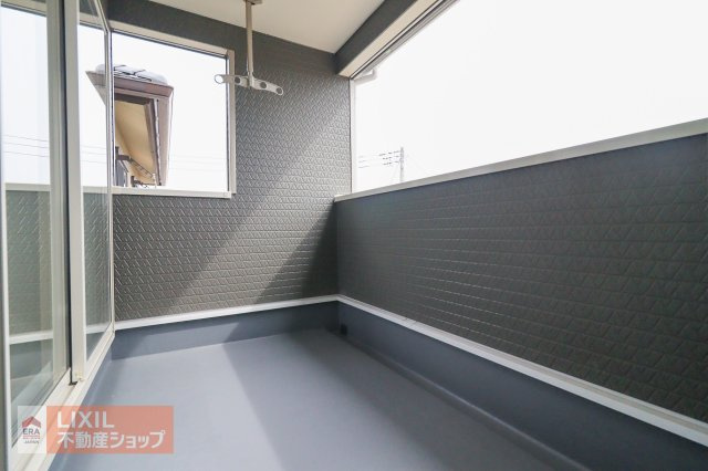 【バルコニー】現地完成写真。広々バルコニーでお布団や洗濯物がたくさん干せます♪