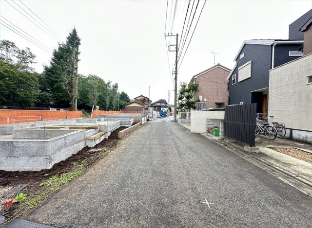 ゆとりある前面道路が広がる、開放感のある住環境。車の出し入れもしやすく、毎日の暮らしにゆとりをもたらします。