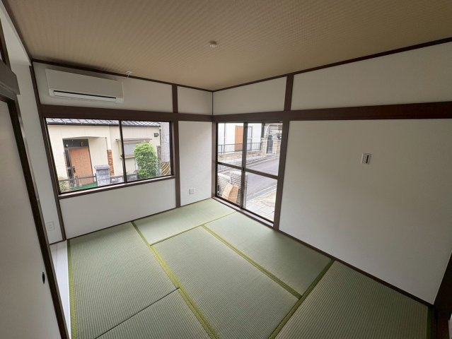 1階に設けられた和室は、落ち着いた雰囲気のあるくつろぎ空間です。リビングとは独立した配置のため、来客用の客間としてはもちろん、くつろぎの和の空間や将来の寝室としても活用可能。