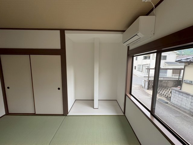 畳の香りが心地よい和室は、落ち着いた時間を過ごせる癒しの空間です。リフォームにより内装も整えられており、清潔感のある仕上がり。収納スペースも備わっており、来客用やくつろぎスペースとしても活用可能です。
