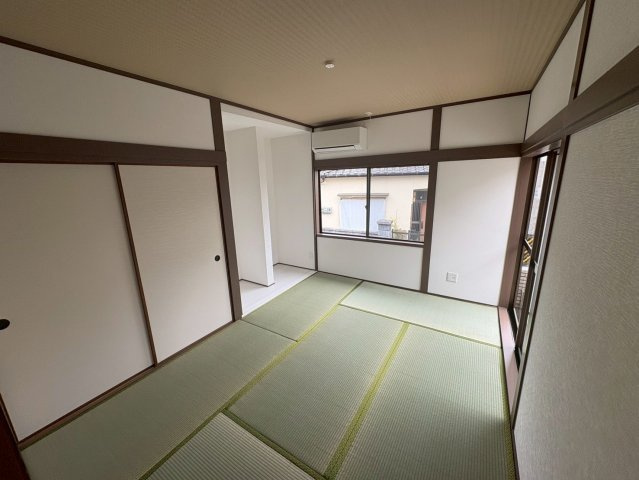 広々とした和室は、畳のやさしい質感と開放感が魅力の空間。リフォームにより状態も良好で、そのまま気持ちよくお使いいただけます。続き間としても利用できるため、ご家族のくつろぎスペースなど多目的に活躍。