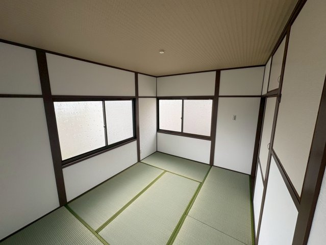 二面採光の和室は風通しが良く、快適に過ごせる空間です。リフォームにより内装も整えられており、清潔感のある仕上がり。畳ならではの落ち着きがあり、寝室や趣味の部屋としてもおすすめです。