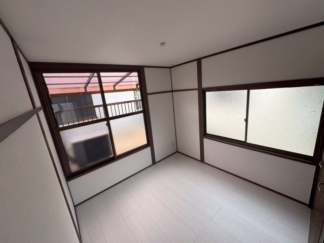 二面採光の洋室は明るく風通しの良い快適な空間です。リフォーム済みのため内装もきれいで、すぐにお使いいただけます。バルコニーに面した窓もあり、開放感を感じながら過ごせるのもポイント。