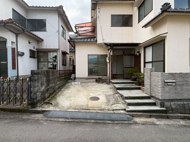 敷地前面には駐車スペースが確保されており車の出し入れがしやすい配置。前面道路からそのまま乗り入れできるため、日々の駐車もスムーズ。玄関までの動線も近く、荷物の出し入れや雨の日の乗り降りにも便利です。