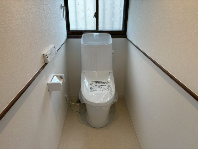 トイレは新しく交換されており、清潔で気持ちよくお使いいただけます。コンパクトながらも使いやすい設計で、毎日の生活を快適にサポート。窓も設けられているため換気もしやすく、明るさと清潔感を兼ね備えた空間。