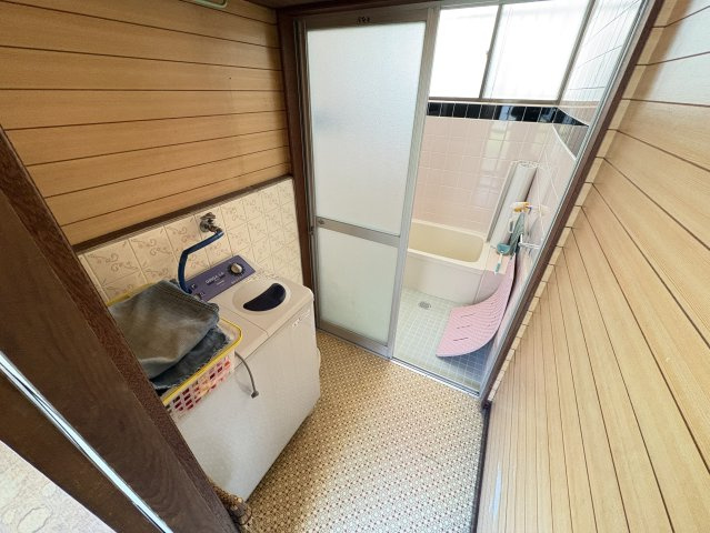 洗濯機置場と浴室が隣接しており、家事動線の良い配置となっています。脱衣スペースとしても使いやすく、入浴前後の動きもスムーズ。コンパクトながらも機能的にまとまっており、日々の家事効率を高めてくれます。