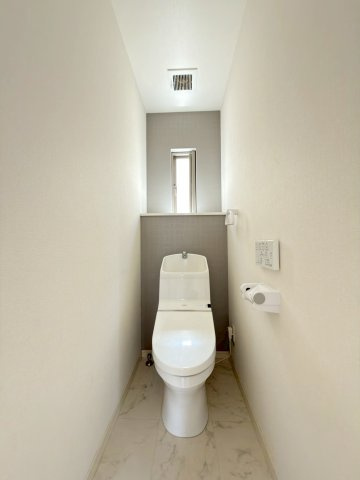 トイレは1・2階にあり、温水洗浄便座付きで年中快適にご使用いただけます。