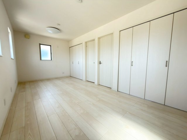 子ども部屋に好適なお部屋。内装が明るい色なのでお好みのお部屋にできます。