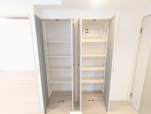 キッチン横の収納。可動棚で使い勝手◎