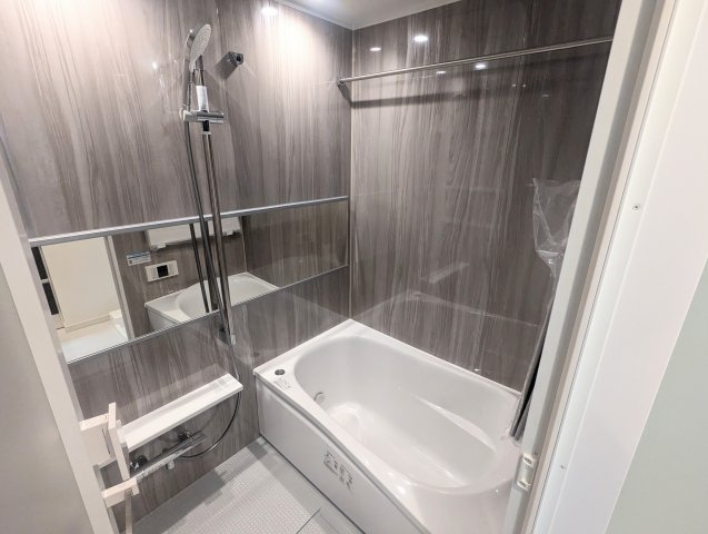 浴室は四面全て特注パネル。高級感が出ますね。