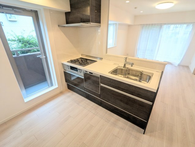 リノベーション完了済み。角部屋なのでキッチンにもサービスバルコニーあり。