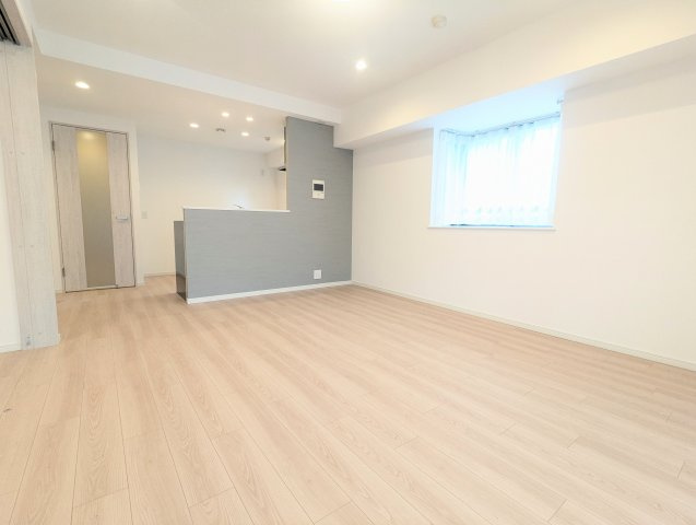 角部屋の特典、出窓から明るい陽が差し込みます。